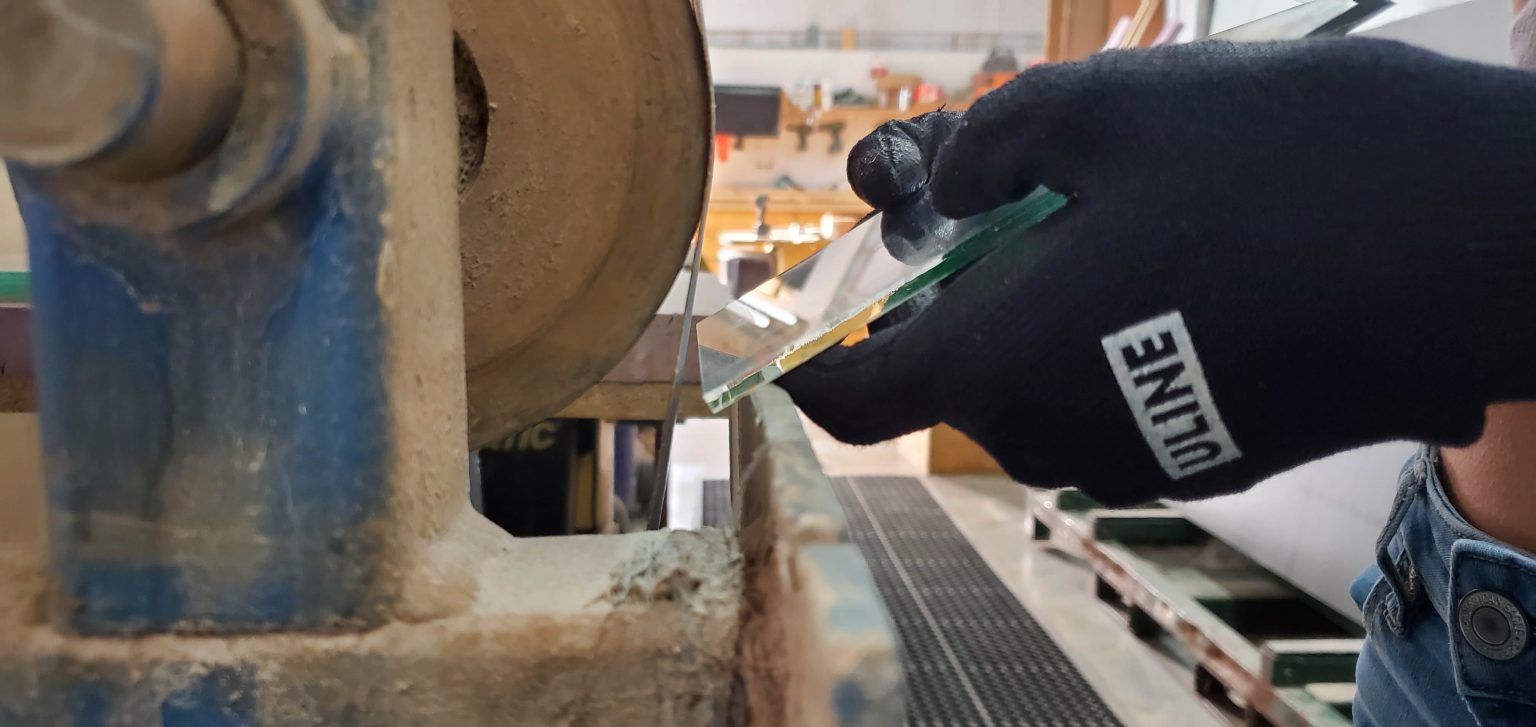 Glass Edgework Guide Guide to Seamed, Polished, & Beveled Edges